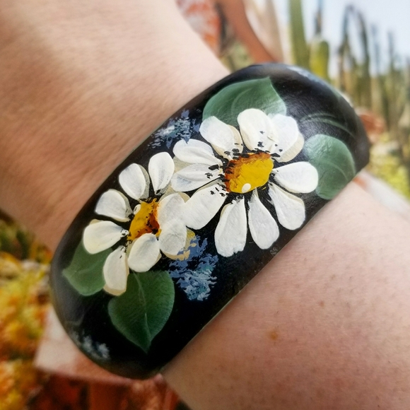 Vintage Jewelry - Relisted -Vintage daisy garden bangle bracelet wood black
